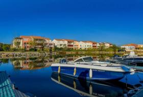 Sunny, ground floor apartment over looking small marina with small terrasse
