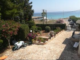 Beautiful villa in Italy, 50 metres from beach, 6 individual apartments