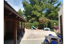 Beautiful villa in Italy, 50 metres from beach, 6 individual apartments