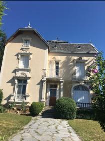 Bourgeois house with building land and 118 m2 of outbuildings
