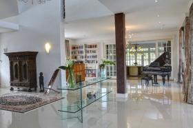 A Unique Family Country House with Unprecedented Style