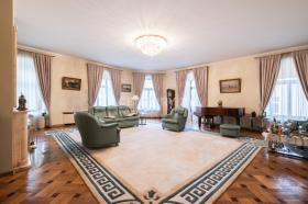 Luxurious 4-room apartment in the center of Moscow