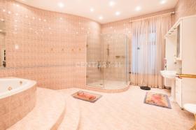 Luxurious 4-room apartment in the center of Moscow