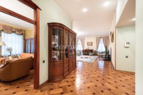 Luxurious 4-room apartment in the center of Moscow