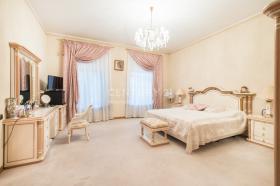 Luxurious 4-room apartment in the center of Moscow