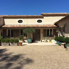 Provençal farmhouse at the top of a hill in a charming private area