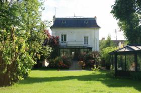 Manor house 1906 for sale located in a quiet environment